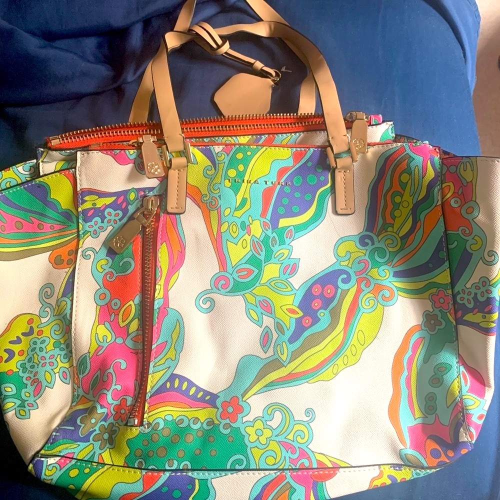 Trina Turk Large Bungalow Easy Tote in Grainy Vinyl 20"x 12"x5", 10.5 strap drop